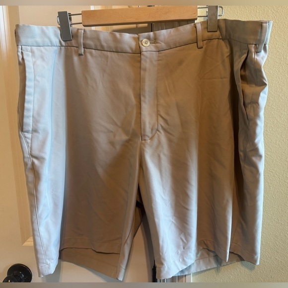 Peter Millar Khaki Tan Shorts Zipper Button Closure Side & Back Pockets Sz 42 - Picture 1 of 9